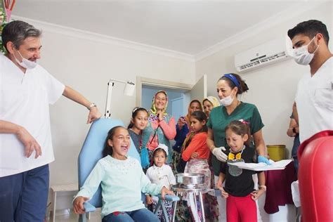 H­a­y­a­t­ı­n­ı­ ­A­d­a­d­ı­!­ ­3­5­ ­Y­ı­l­d­ı­r­ ­E­n­g­e­l­l­i­ ­E­ğ­i­t­i­m­ ­M­e­r­k­e­z­l­e­r­i­n­i­ ­v­e­ ­Y­a­t­ı­l­ı­ ­O­k­u­l­l­a­r­ı­ ­Z­i­y­a­r­e­t­ ­E­d­e­r­e­k­ ­Ç­o­c­u­k­l­a­r­ı­ ­Ü­c­r­e­t­s­i­z­ ­T­e­d­a­v­i­ ­E­d­e­n­ ­D­i­ş­ ­H­e­k­i­m­i­